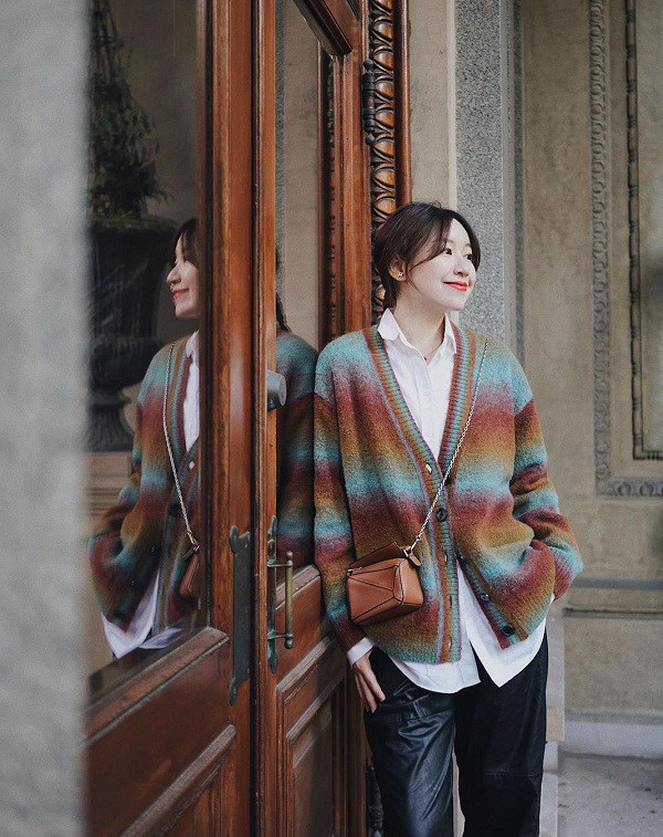 Áo cardigan làm chiếc áo sơ mi cổ điển trông mềm mại và nữ tính hơn