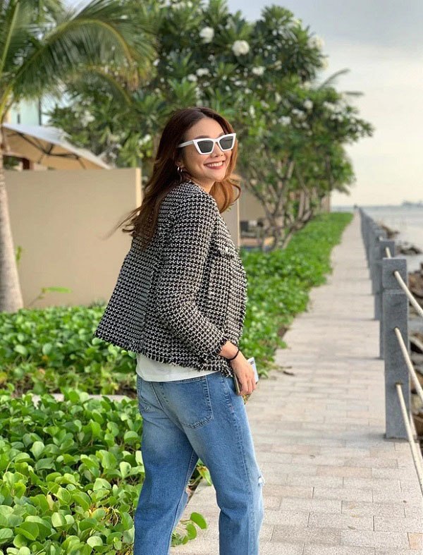 Công thức phối đồ với áo khoác vải tweed này diện cùng với quần jeans vốn đã rất quen thuộc với hội sành mốt