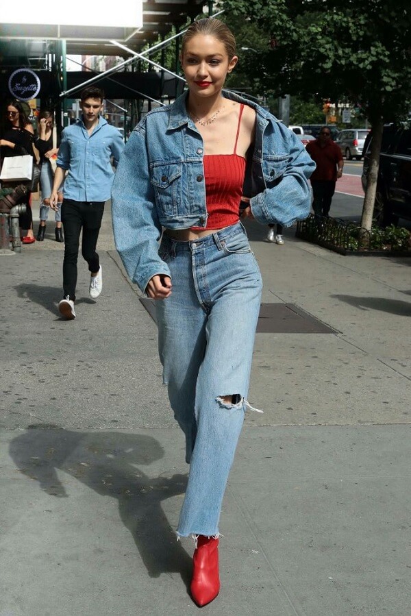 Một chiếc quần jean ống rộng một chiếc áo croptop bó sát kết hợp áo khoác jean giúp nàng dạo phố tự tin mạnh mẽ