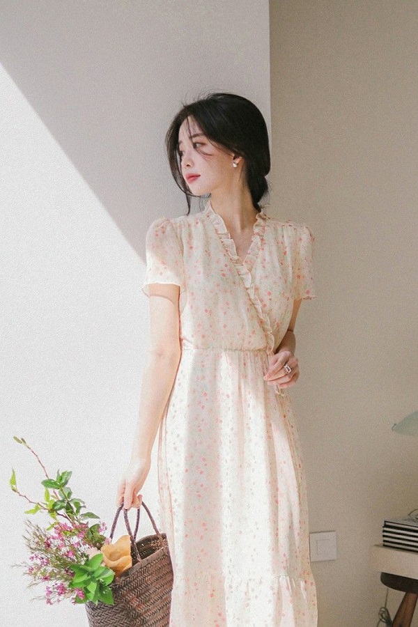Diện mạo trẻ trung, xinh đẹp giúp các cô nàng tự tin tỏa sáng trong chiếc đầm hoa nhí style công sở Hàn Quốc