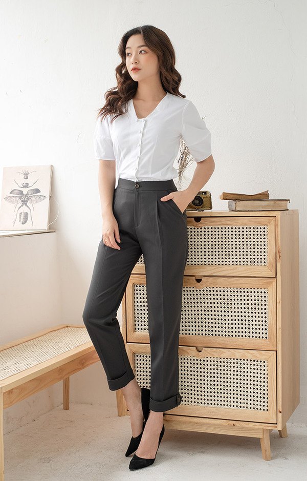 Áo blouse tay bồng vốn rất dễ để mix & match. Nàng có thể phối item này với các món cơ bản như chân váy suông hay quần âu, quần jeans tối giản