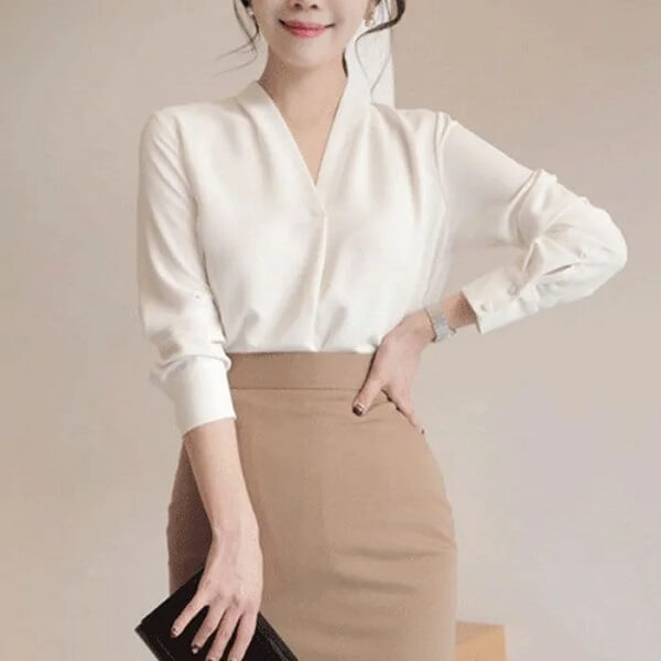 Đồ công sở nữ Hàn Quốc: áo sơ mi cổ v phối chân váy ôm dáng